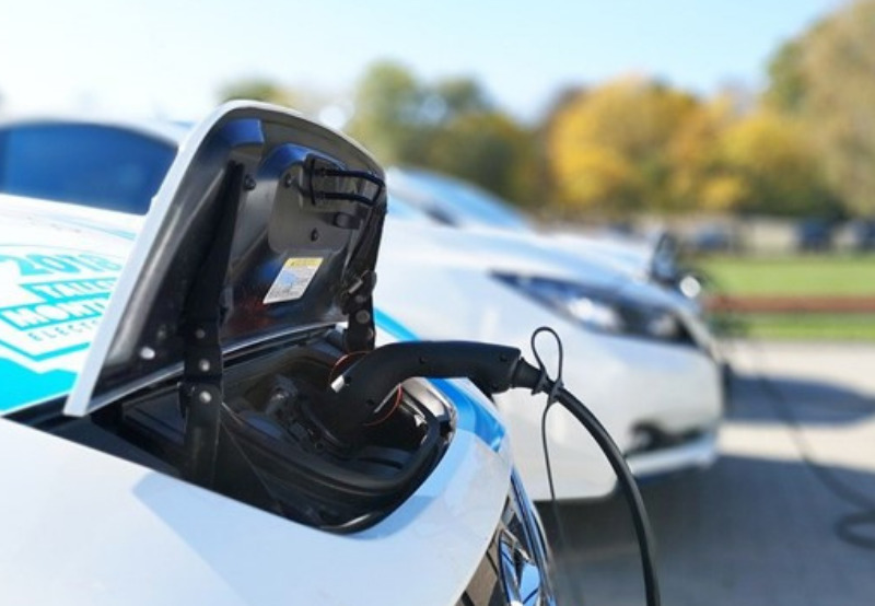 Daily News Wrap-Up: Adani Total Gas Forays into E-mobility, Installs EV Charging Station