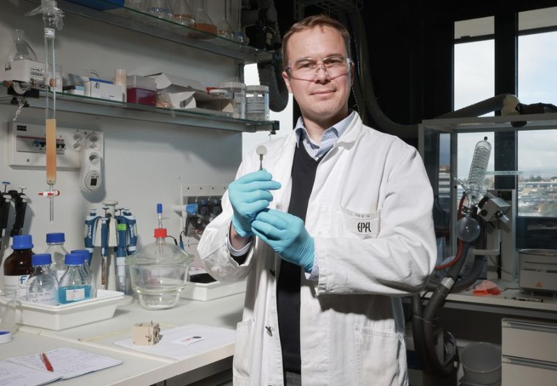 Researchers Produce Hydrogen Fuel from Air Using Solar Power